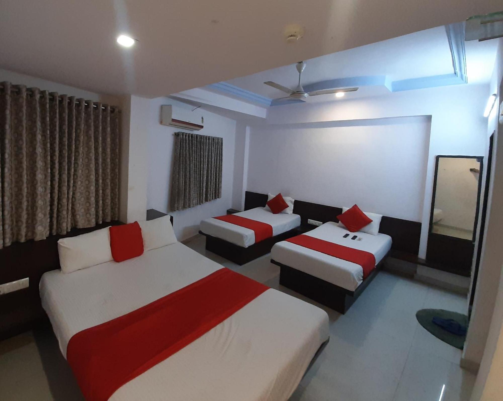 Hotel Royal Night 아흐메다바드 외부 사진